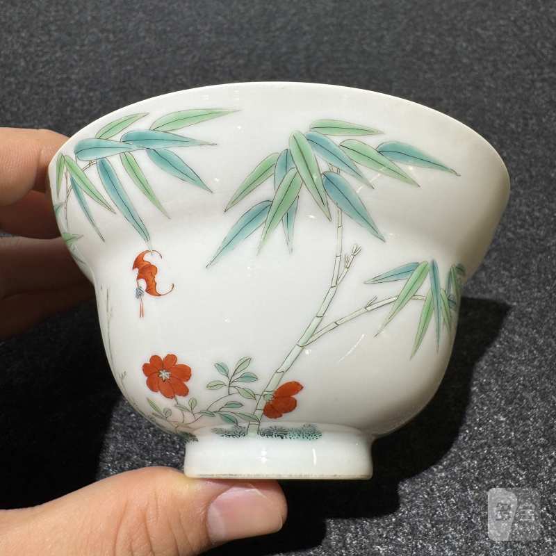 清雍正 粉彩竹纹花蝶茶碗 - 图5